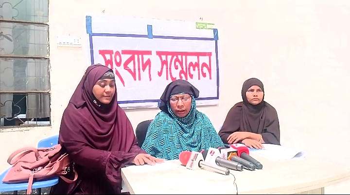 ভোলার দৌলতখানে পাওনা টাকা চাইতে গিয়ে মারধরের শিকার ভুক্তভোগীর সংবাদ সম্মেলন।