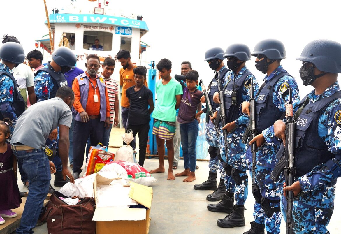 পবিত্র ঈদুল আযহা উপলক্ষে নদী তীরবর্তী এলাকায় লঞ্চ ও ফেরিঘাট গুলোতে কোস্টগার্ডের টহল জারি করা হয়।